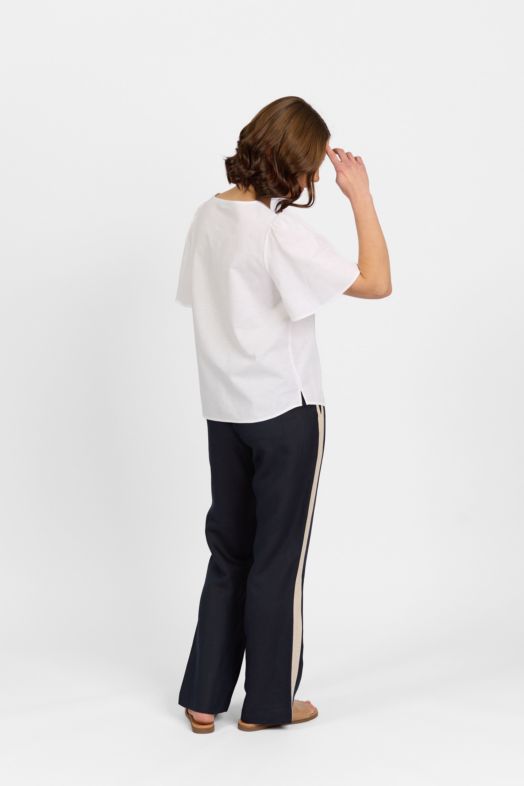 K5077 White - Hour Top - Knewe Label