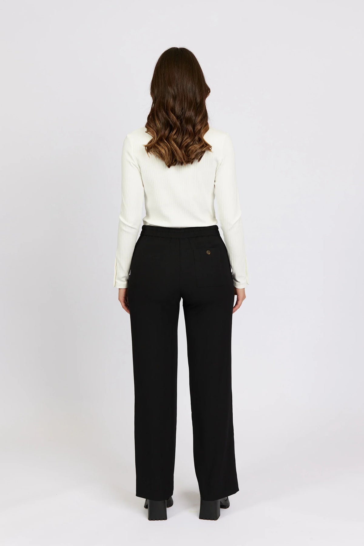 KNEWE Label women's K7060 Bowie Pant Black in Ink - close-up fabric detail