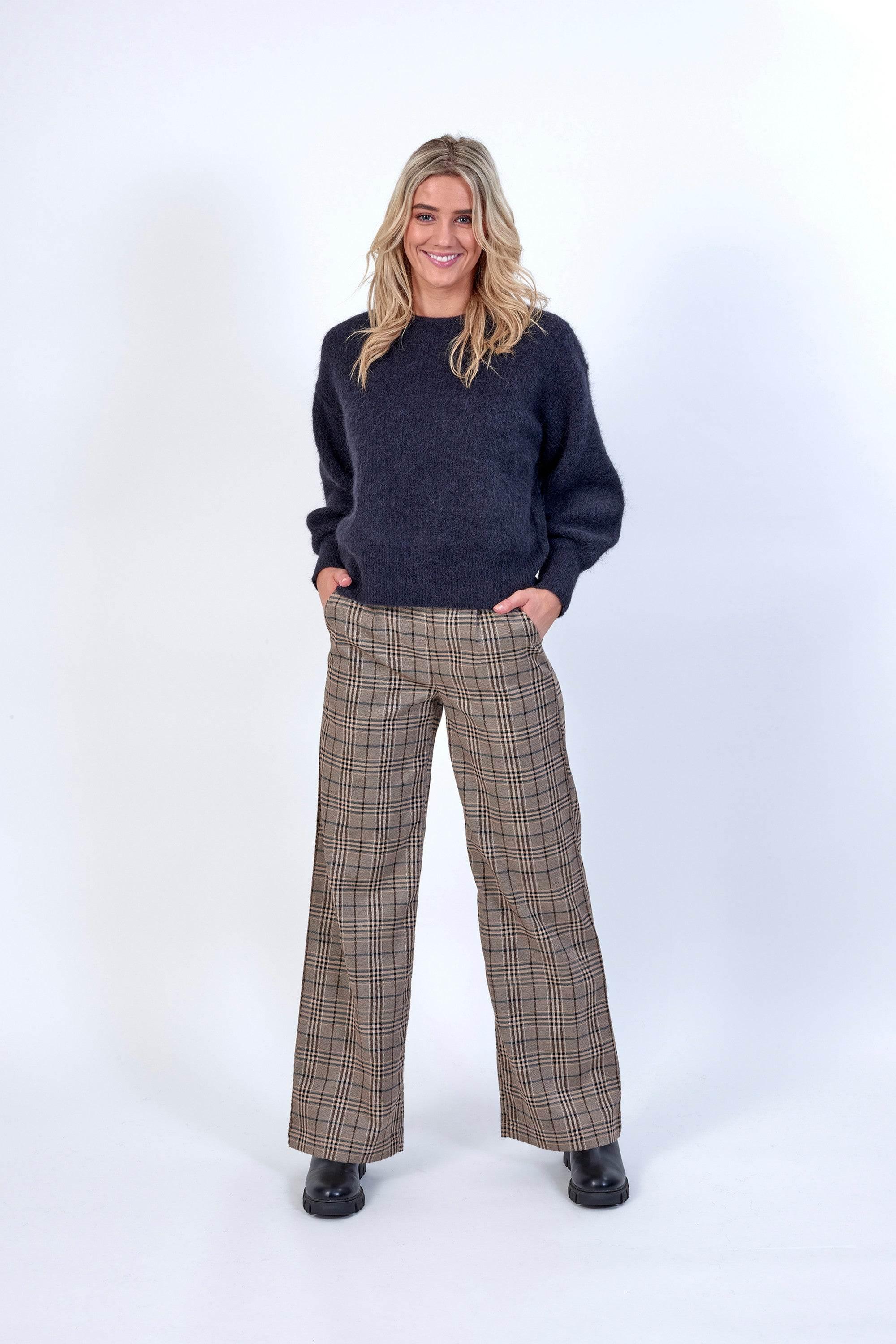 KNEWE Label women's K7073 Como Wide Pant Twig in Check - close-up fabric detail