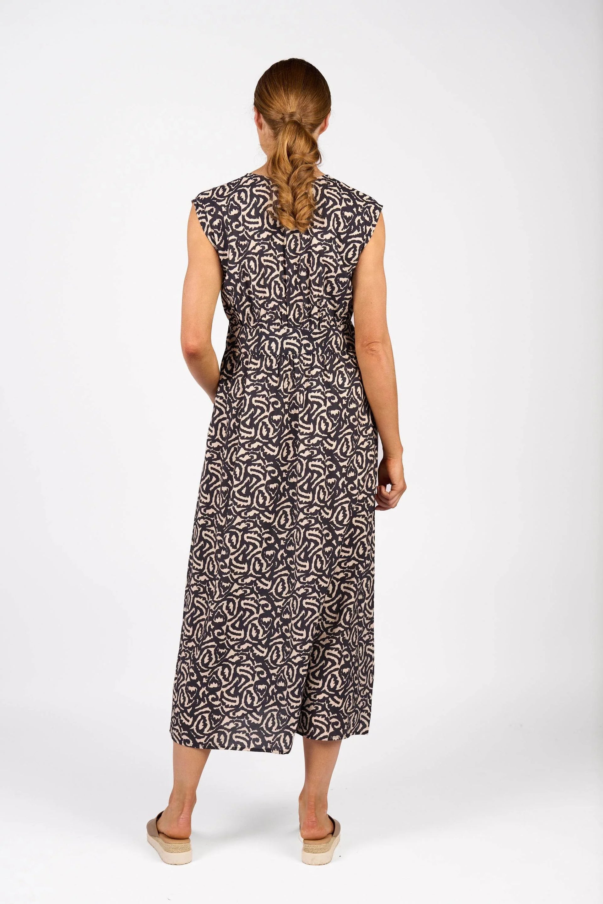 KNEWE Label women's K1051P Global Dress in Soul - close-up fabric detail