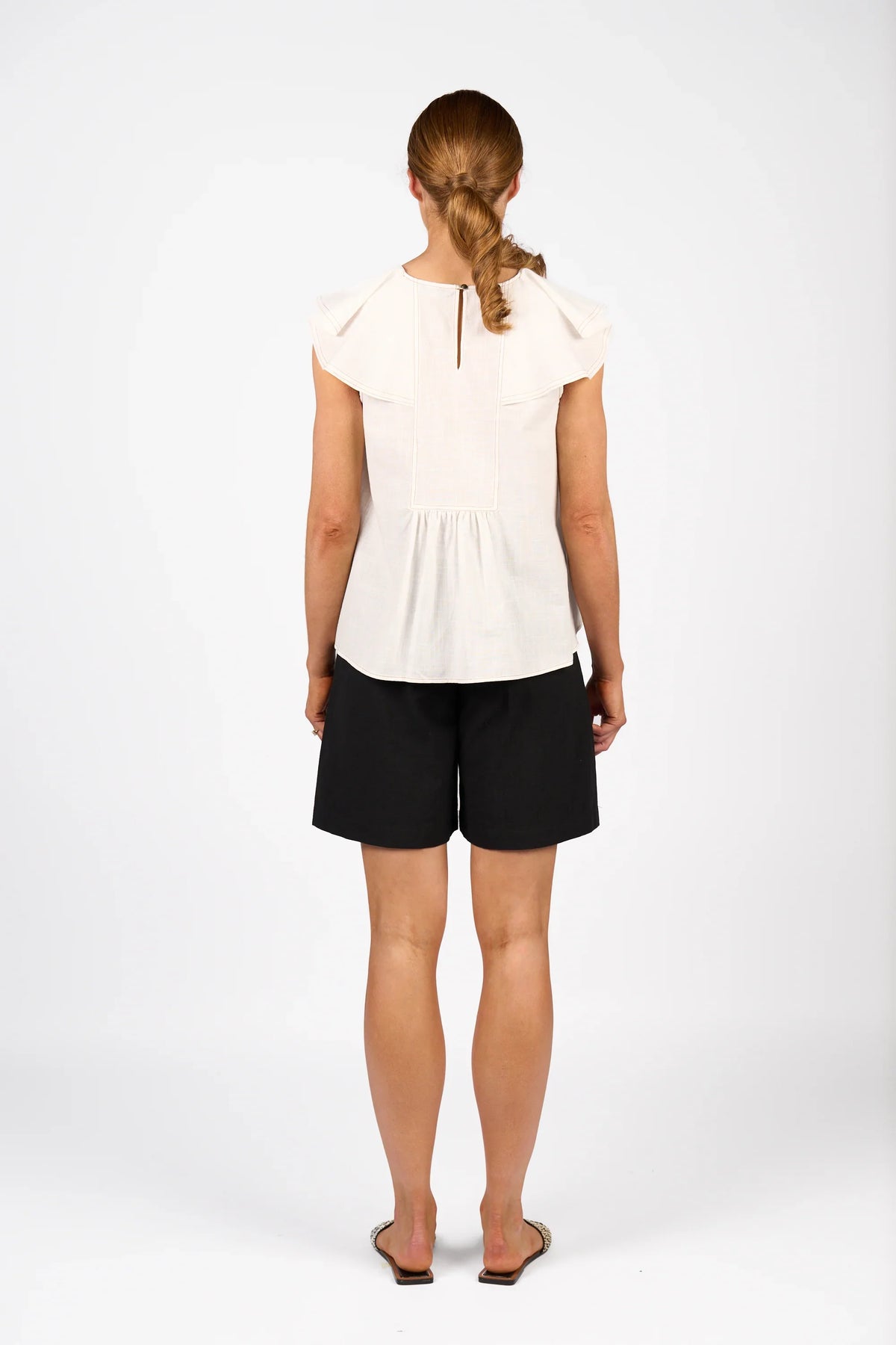 KNEWE Label women's K5095 Breeze Top Off in White - close-up fabric detail