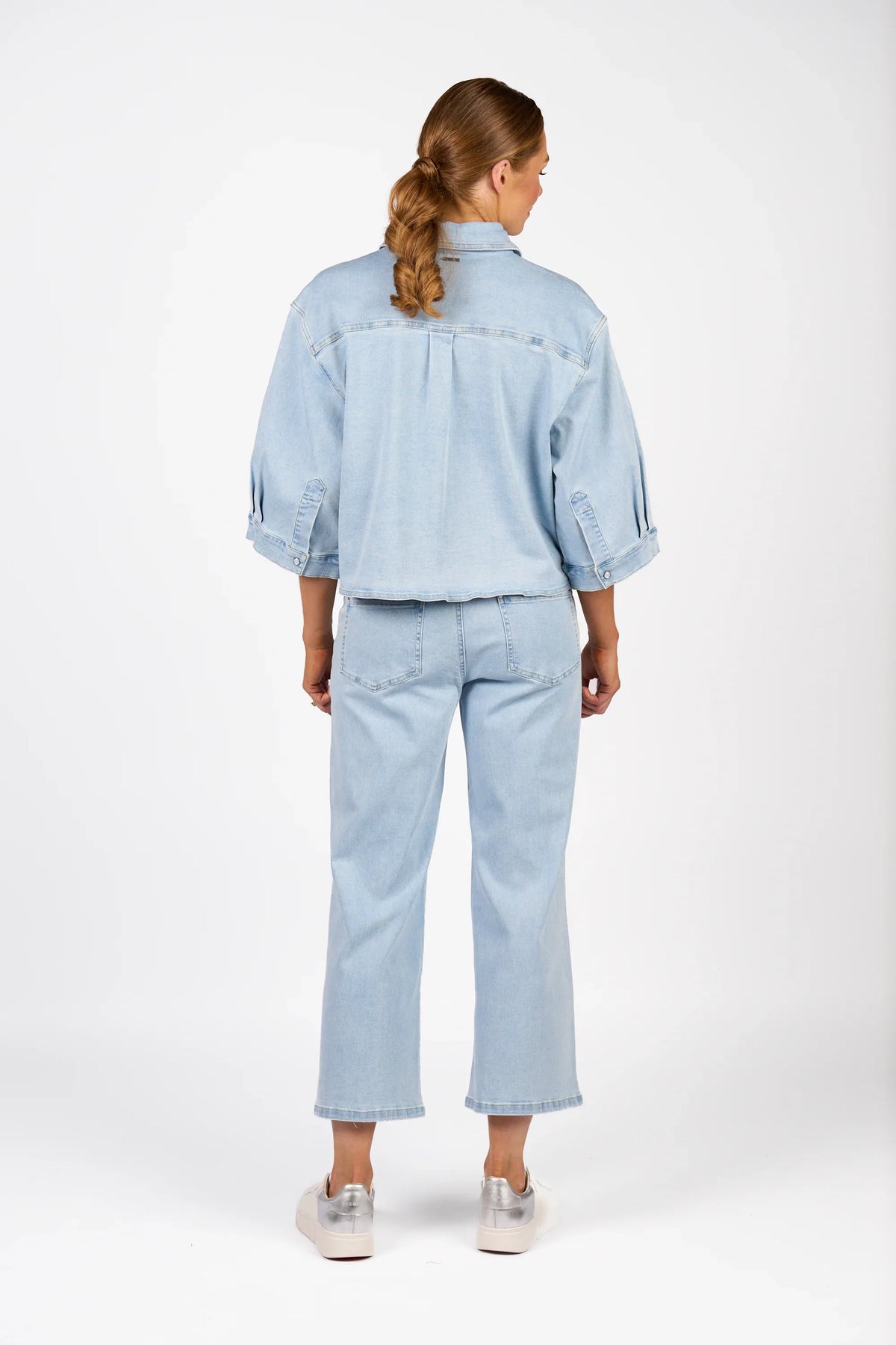 KNEWE Label women's K6045 Coupe Shacket Light in Wash - close-up fabric detail