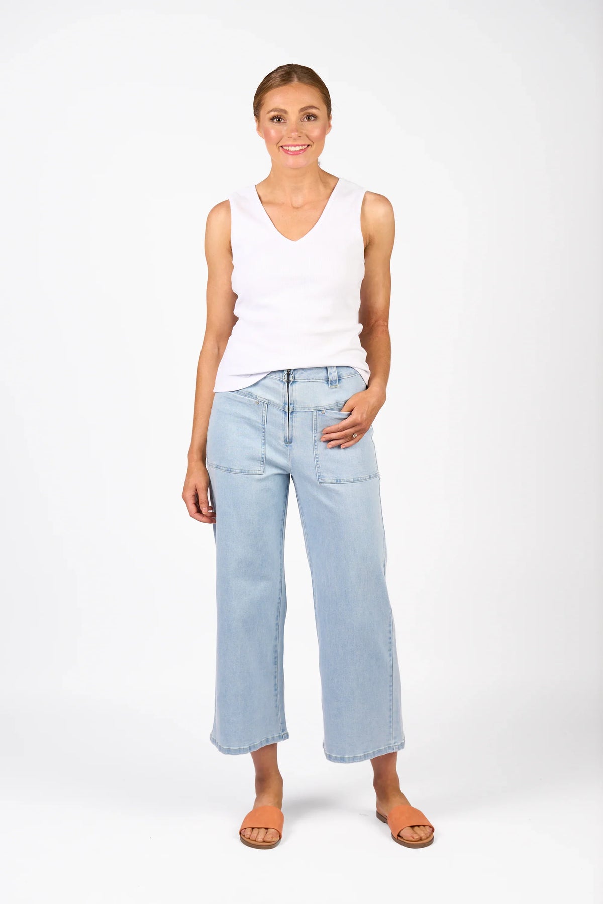 KNEWE Label women's K7105 Spin Jean Light in Wash - close-up fabric detail