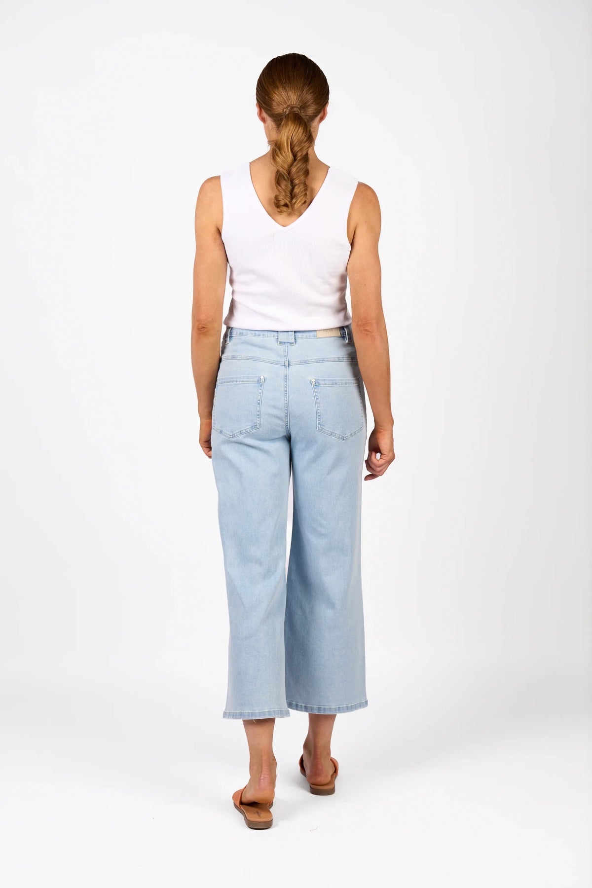 KNEWE Label women's K7105 Spin Jean Light in Wash - close-up fabric detail