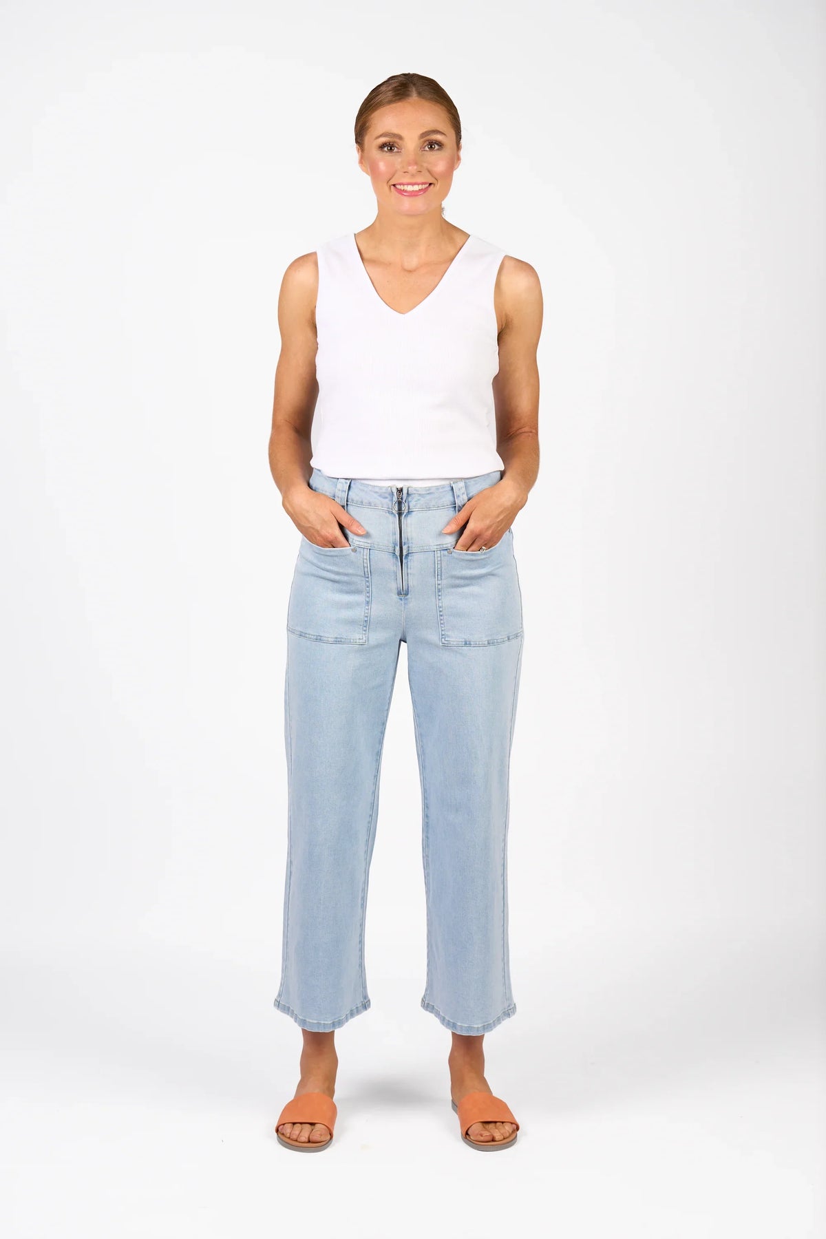 KNEWE Label women's K7105 Spin Jean Light in Wash - close-up fabric detail