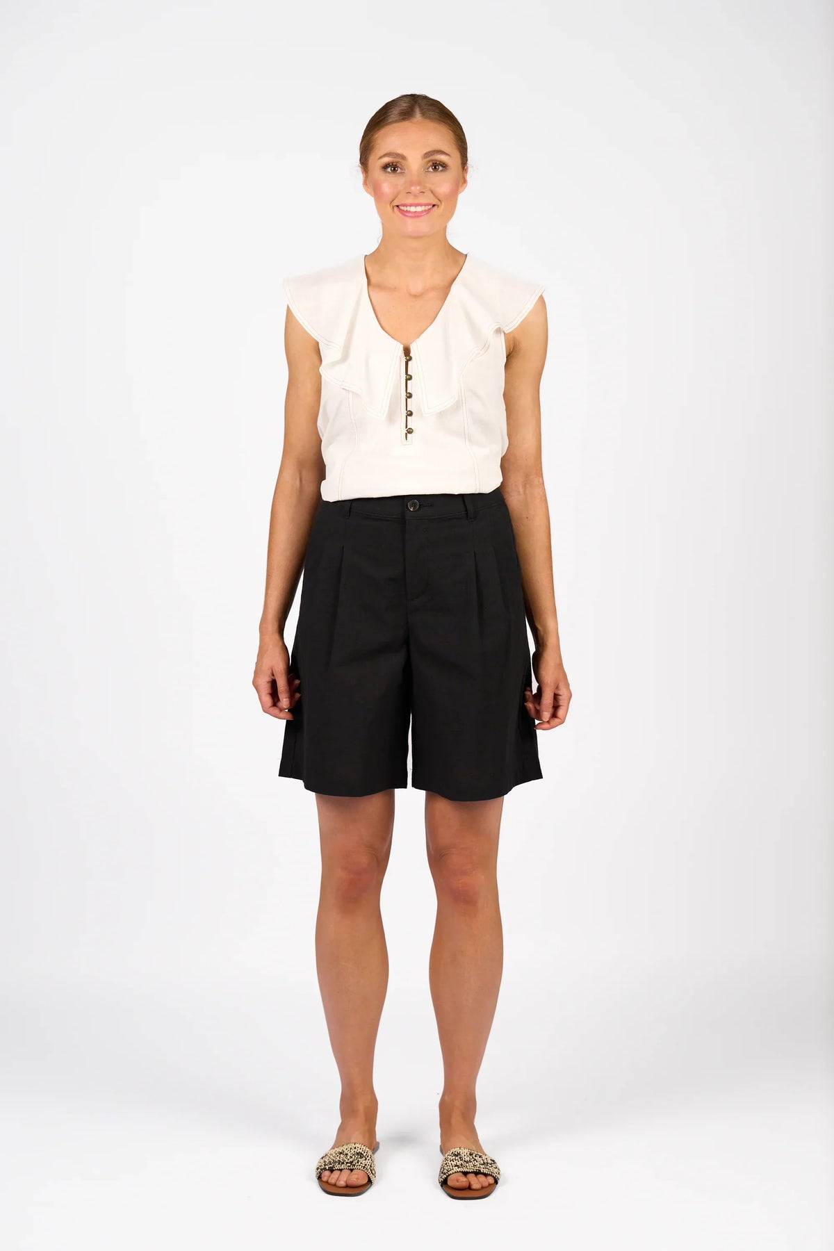 KNEWE Label women's K8015 Flynn Short in Black - close-up fabric detail